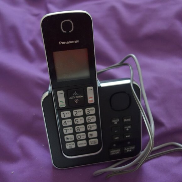 Panasonic Cordless Phone w/ Answering Machine Base & 2nd Cordless Phone w/ Base - Picture 2 of 11